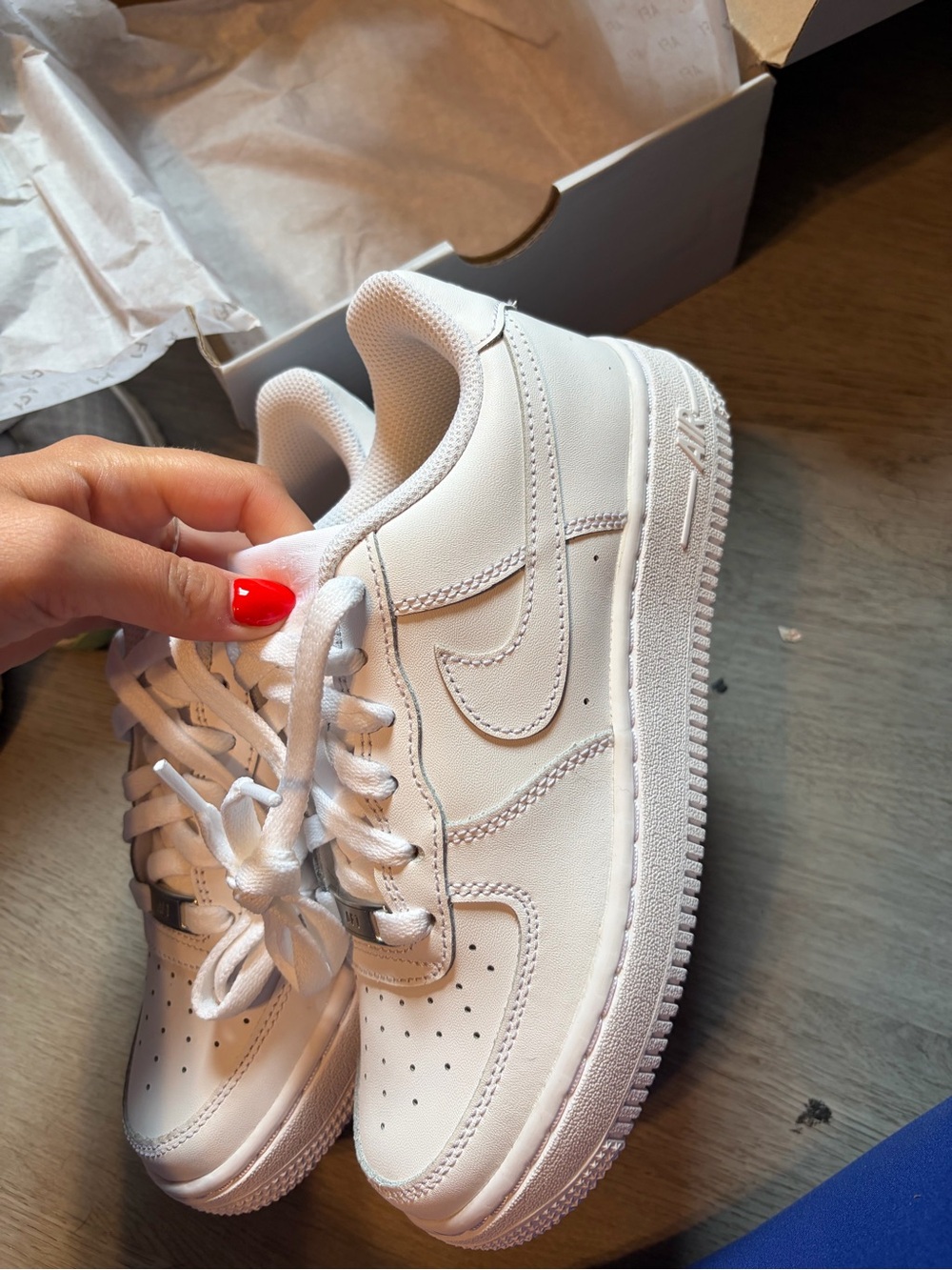 Nike Kids White Low-Top Sneakers with AF1 Lace Tag - Picture 2 of 4